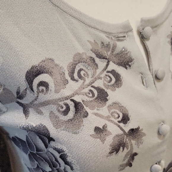 White House Black Market Light Gray Floral Long Sleeve Cardi - Picture 4 of 7